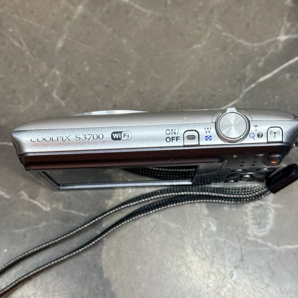 Nikon COOLPIX S3700 20.1MP Digital Camera Silver***READ****